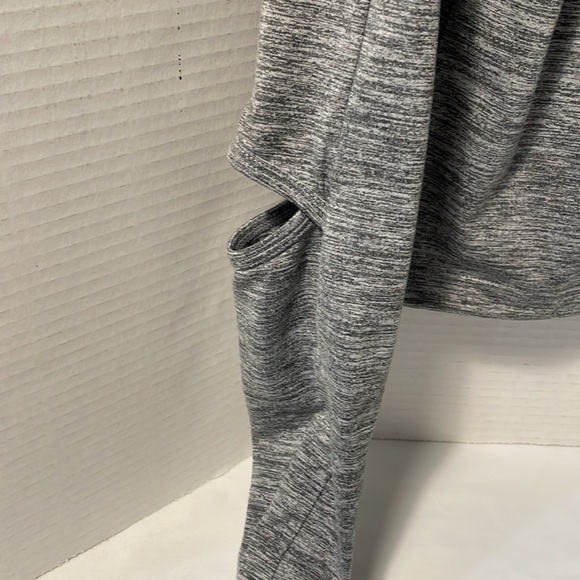 Gymshark cropped long sleeve workout top with cut our at elbow. Grey. Size M - Picture 4 of 9
